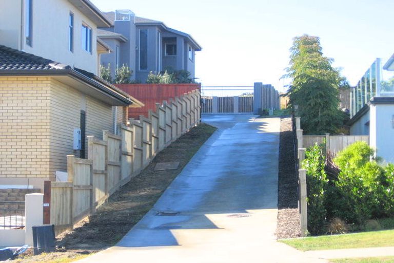 Photo of property in 48 Moyrus Crescent, East Tamaki Heights, Auckland, 2016