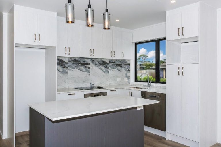 Photo of property in 16 Tahuna Minhinnick Drive, Glenbrook, 2681