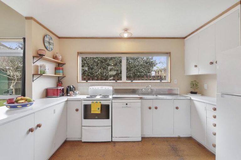 Photo of property in 10/25a Beach Road, Te Atatu Peninsula, Auckland, 0610
