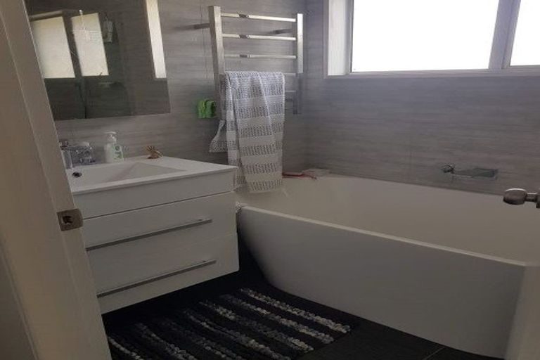 Photo of property in 2/57a Beachville Road, Redcliffs, Christchurch, 8081