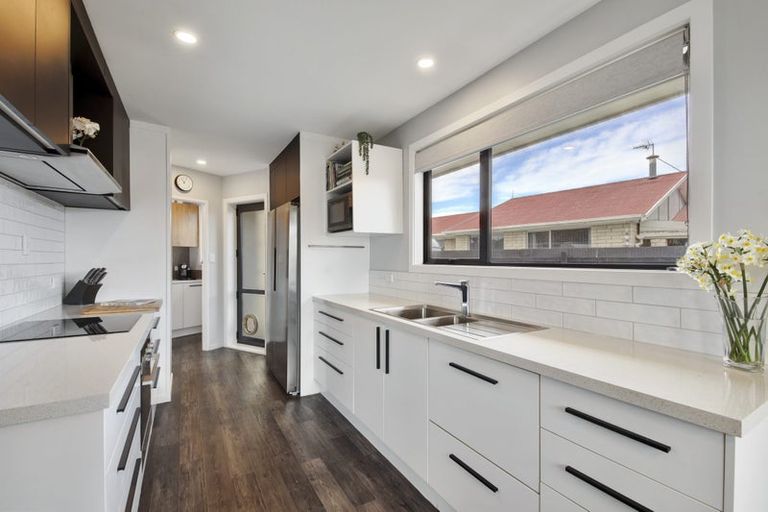 Photo of property in 6 Oakley Crescent, Hornby, Christchurch, 8042