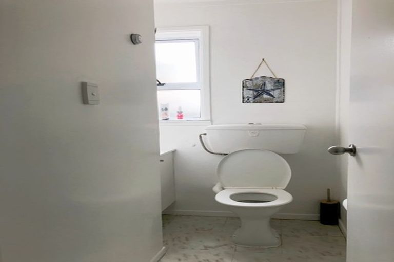 Photo of property in 8 Divich Avenue, Te Atatu South, Auckland, 0610