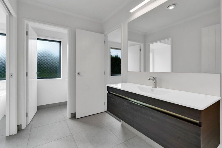 Photo of property in 31 Ninia Road, Paraite, New Plymouth, 4373