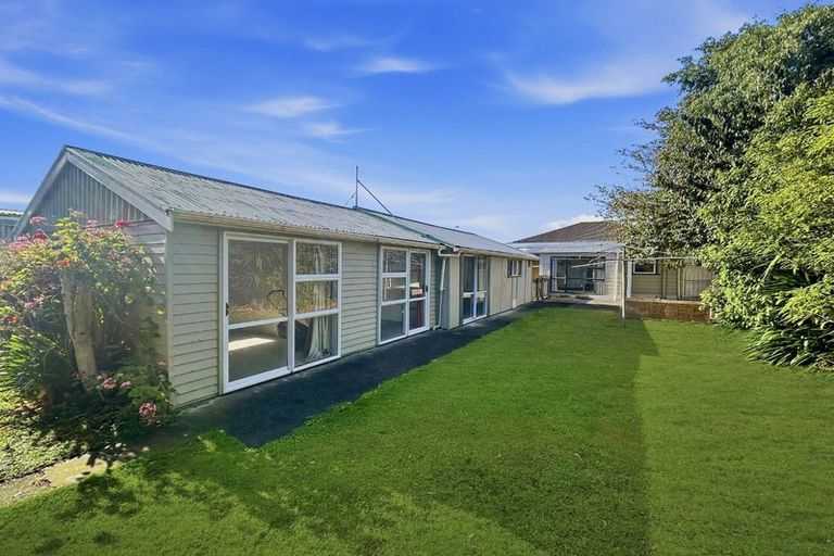 Photo of property in 21 Edgeware Road, Palmerston North, 4410