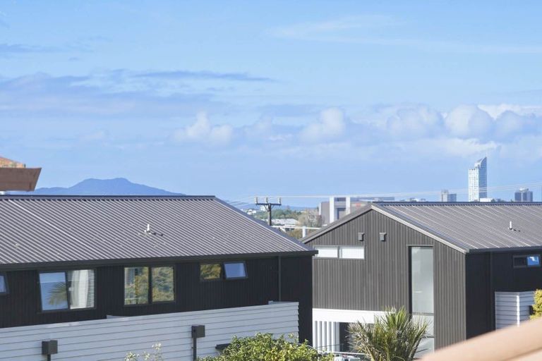 Photo of property in 194 Chivalry Road, Glenfield, Auckland, 0629