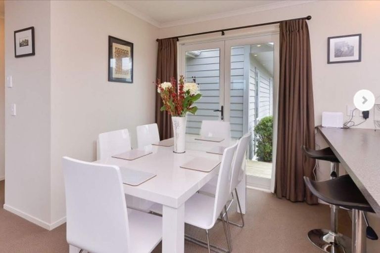 Photo of property in 31 Mcewen Crescent, Riverstone Terraces, Upper Hutt, 5018