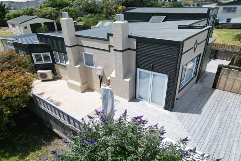 Photo of property in 35 Nash Parade, Foxton Beach, Foxton, 4815