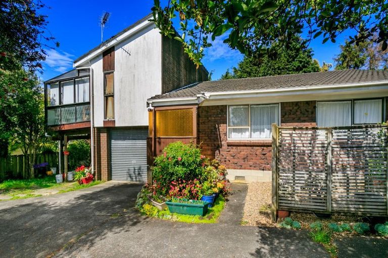 Photo of property in 2/307a Wairau Road, Totara Vale, Auckland, 0627