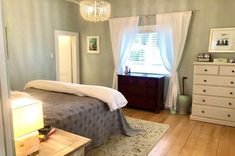 Photo of property in 11 Ocean View Road, Milford, Auckland, 0620