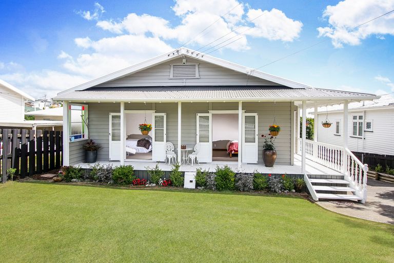 Photo of property in 87 Golf Road, New Lynn, Auckland, 0600