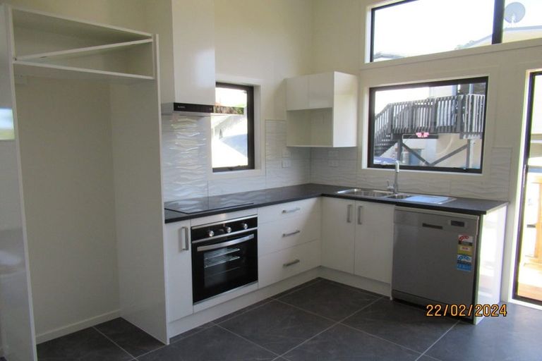 Photo of property in 15 Fernhaven Place, Massey, Auckland, 0614