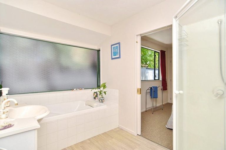 Photo of property in 21 Thornwood Place, Redwood, Christchurch, 8051