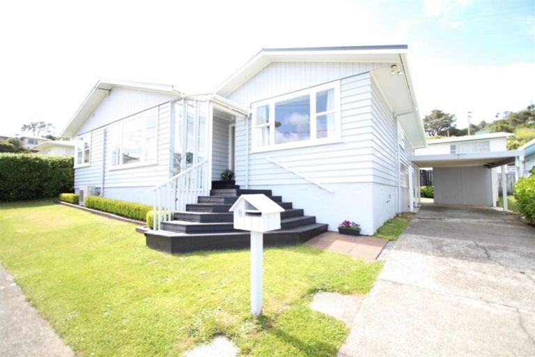 Photo of property in 8 Griffiths Grove, Newlands, Wellington, 6037