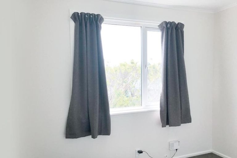 Photo of property in 1 Kinapori Terrace, Newlands, Wellington, 6037