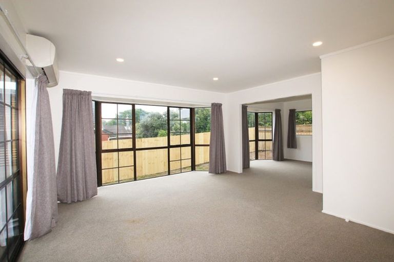 Photo of property in 2/8 Delisle Place, Windsor Park, Auckland, 0632