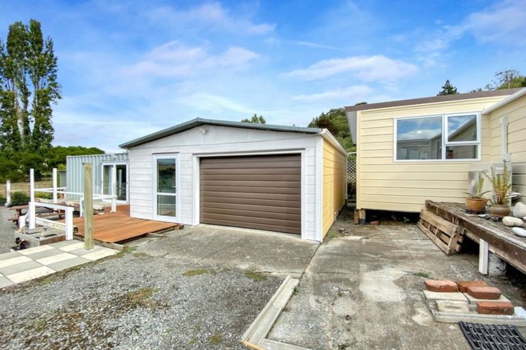Photo of property in 8 Paraekaretu Street, Hunterville, 4730