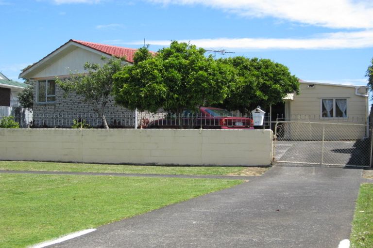 Photo of property in 43 Staverton Crescent, Mangere, Auckland, 2022