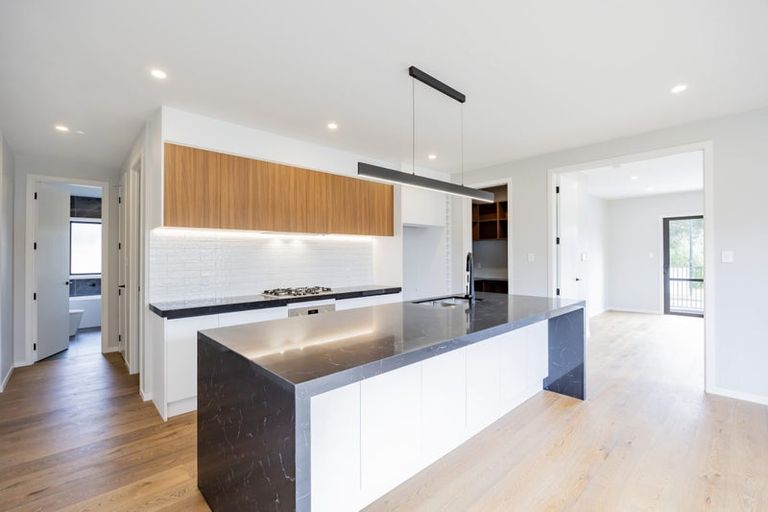 Photo of property in 13 Mcindoe Road, Kumeu, 0810