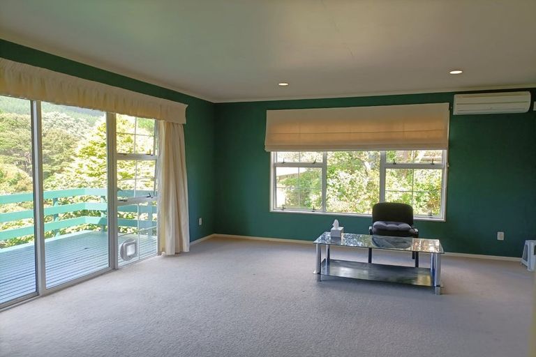 Photo of property in 141a Taylor Terrace, Tawa, Wellington, 5028