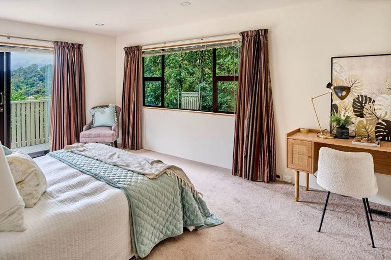 Photo of property in 9 Whiorau Grove, Lowry Bay, Lower Hutt, 5013