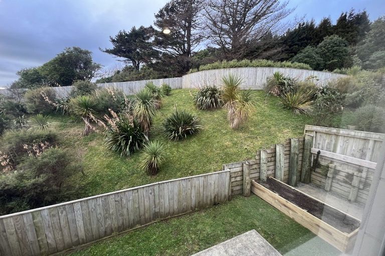 Photo of property in 6 Brindle Way, Newlands, Wellington, 6037