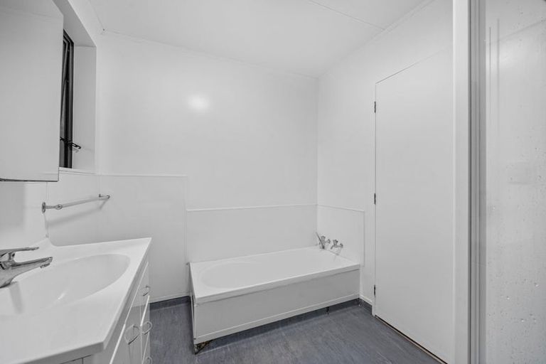 Photo of property in 29 Woodbank Drive, Glen Eden, Auckland, 0602