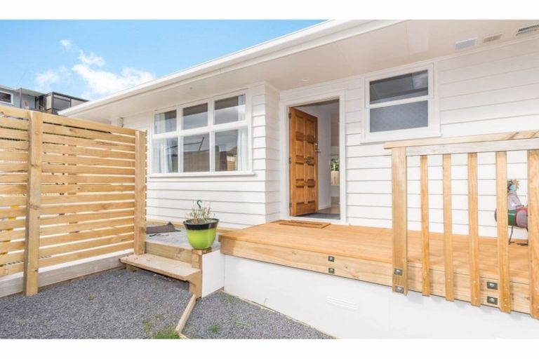 Photo of property in 6 Sheehan Road, Te Atatu South, Auckland, 0610