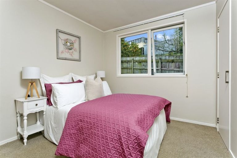 Photo of property in 1/32 Tamahere Drive, Glenfield, Auckland, 0629