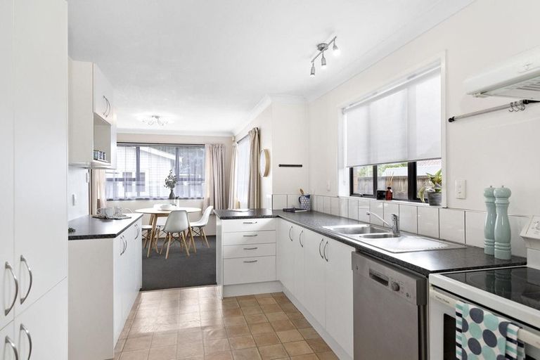 Photo of property in 10a Walmer Road, Point Chevalier, Auckland, 1022