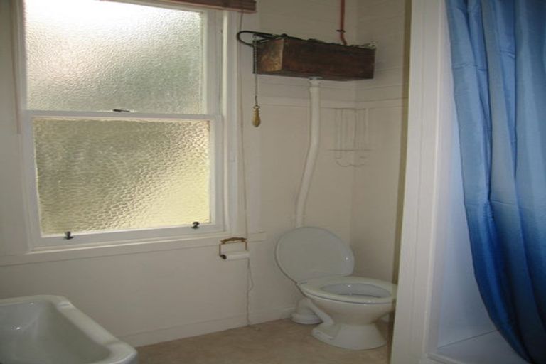 Photo of property in 90 Kelburn Parade, Kelburn, Wellington, 6012