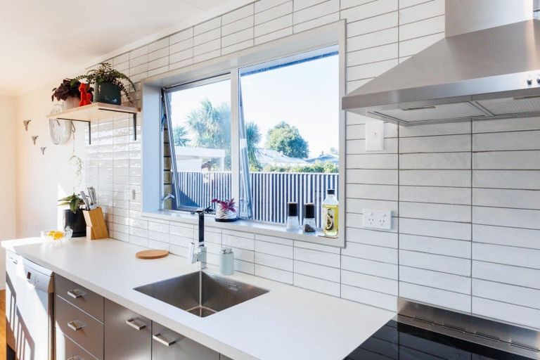 Photo of property in 4 Rutland Place, Milson, Palmerston North, 4414