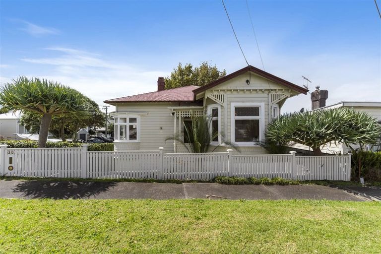 Photo of property in 30 Rutland Road, Stanley Point, Auckland, 0624