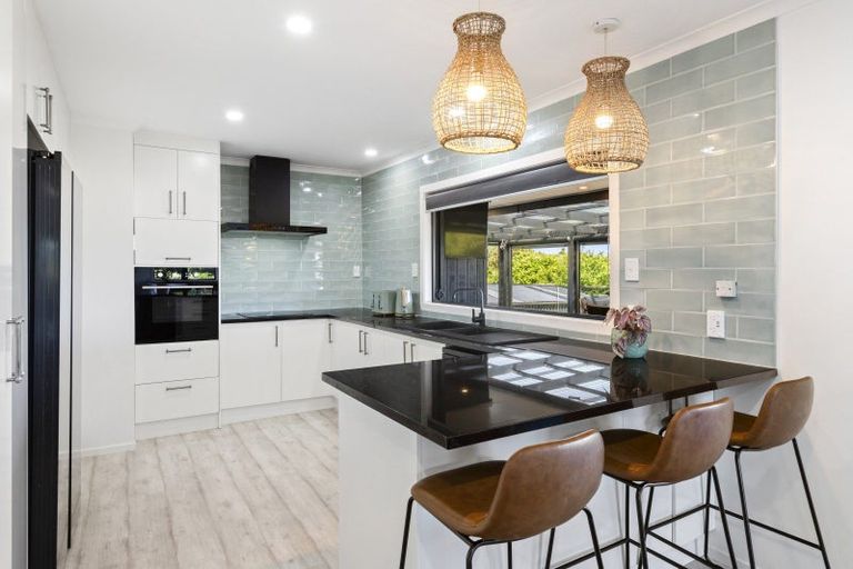 Photo of property in 10 Cottonwood Place, Kawakawa Bay, Papakura, 2585