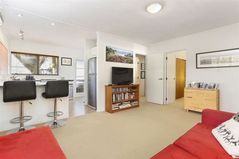 Photo of property in 2/18 Windy Ridge Road, Glenfield, Auckland, 0629