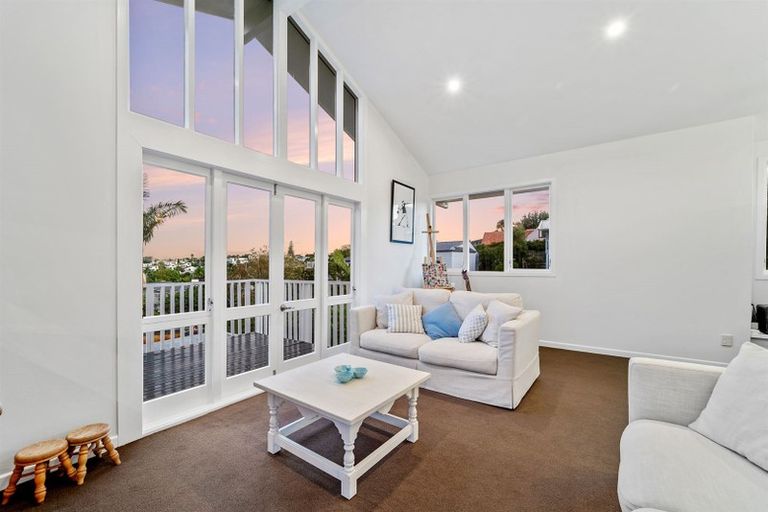 Photo of property in 19 Garmons Way, Castor Bay, Auckland, 0620