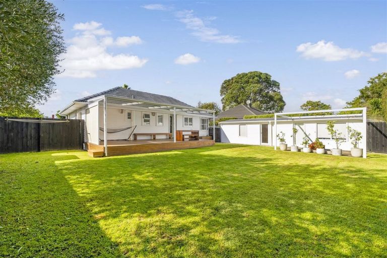 Photo of property in 4 London Street, Te Atatu Peninsula, Auckland, 0610