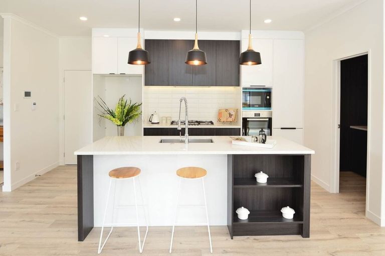 Photo of property in 12 Gilbransen Road, Kumeu, 0810