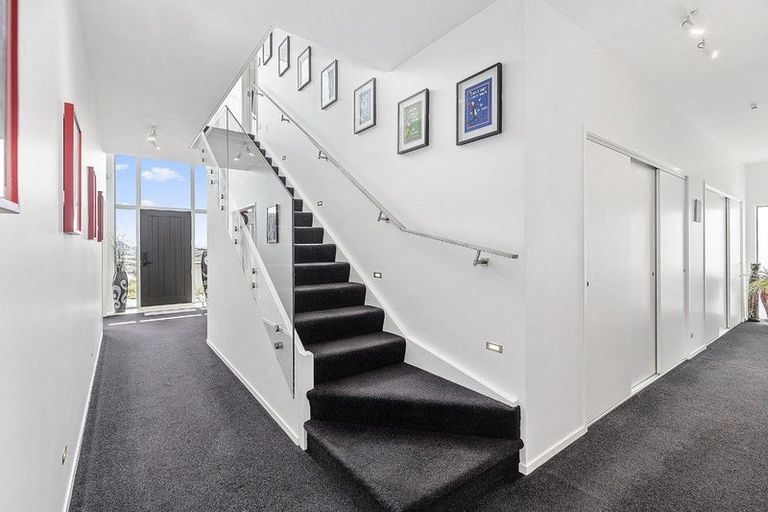 Photo of property in 5 Linacre Way, Tawa, Wellington, 5028