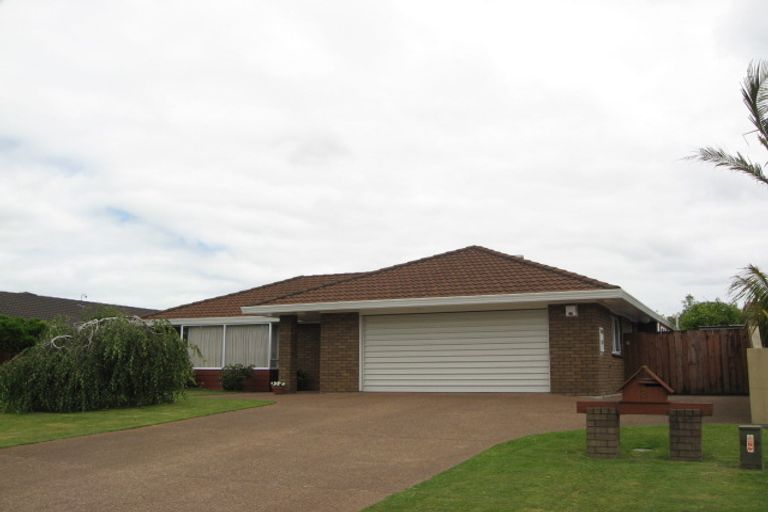 Photo of property in 3 Framalda Place, Conifer Grove, Takanini, 2112