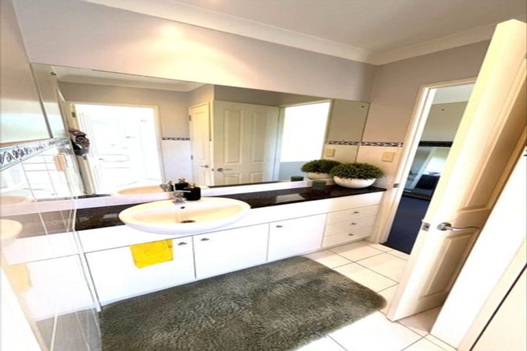 Photo of property in 10 Michael Bosher Way, Flat Bush, Auckland, 2019