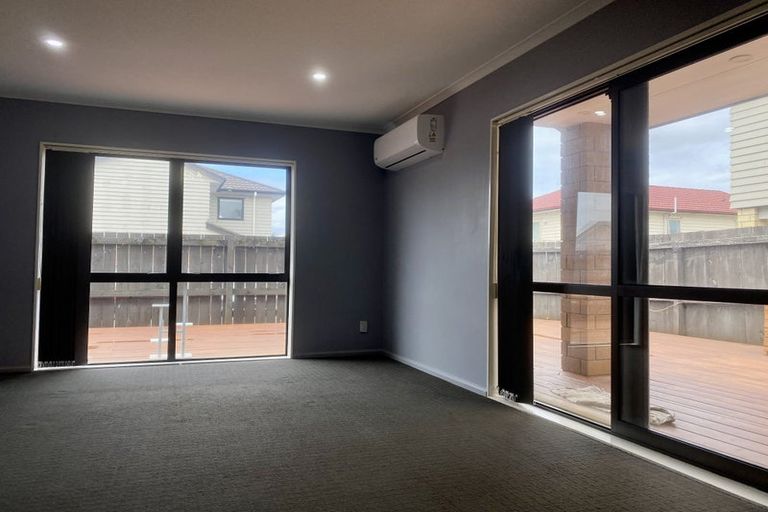 Photo of property in 10 Millcroft Lane, Ranui, Auckland, 0612