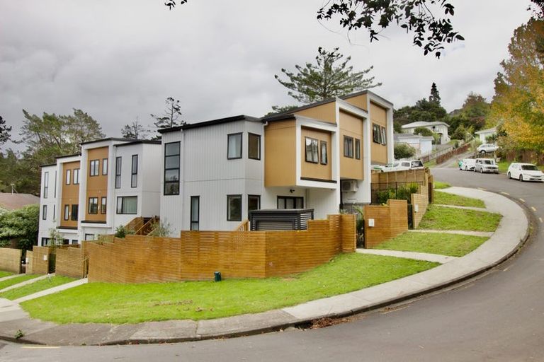 Photo of property in 2a Mcquoid Place, Glenfield, Auckland, 0629