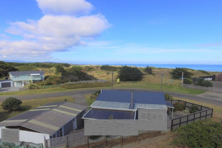 Photo of property in 37 Marine Parade South, Foxton Beach, Foxton, 4815