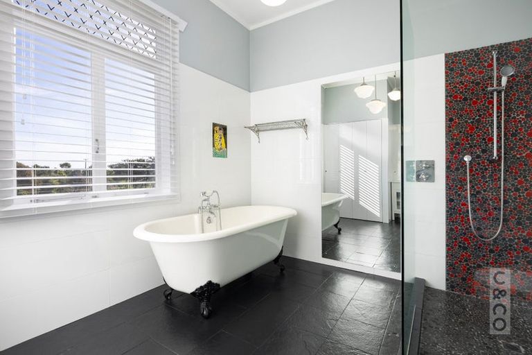 Photo of property in 10 Kaipara View Road, Helensville, 0875