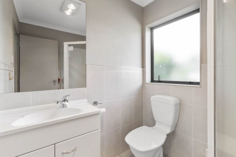 Photo of property in 3 Vadam Road, Massey, Auckland, 0614