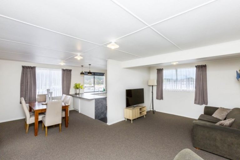 Photo of property in 34 Blueberry Grove, Timberlea, Upper Hutt, 5018