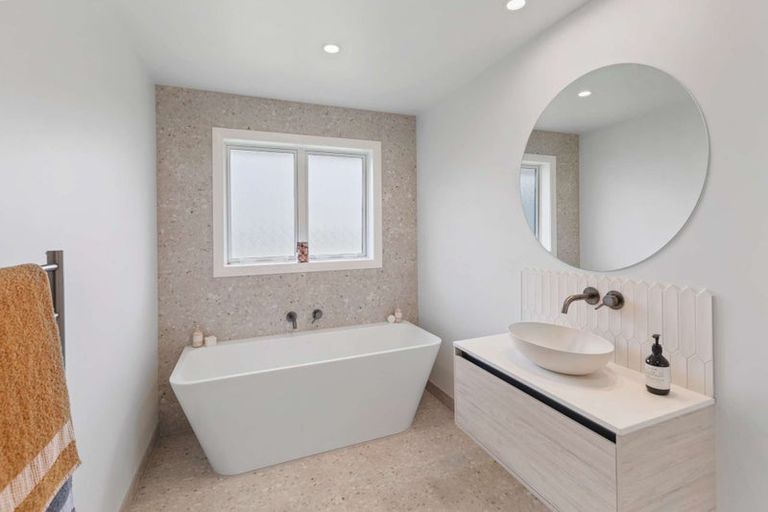 Photo of property in 1 Corsica Court, Fitzherbert, Palmerston North, 4410