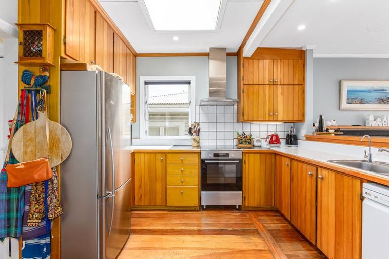 Photo of property in 39 Bayview Road, Paremata, Porirua, 5024