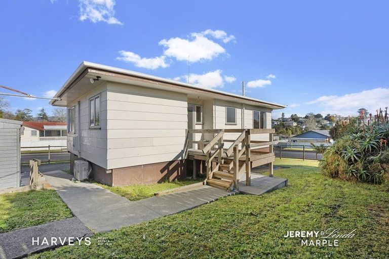 Photo of property in 2 Styca Place, Sunnyvale, Auckland, 0612