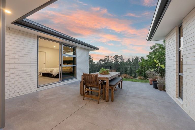 Photo of property in 6 Greenridge Lane, Merrilands, New Plymouth, 4312